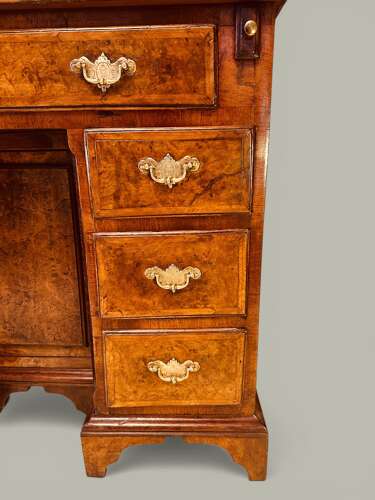 KNEEHOLE BUREAU IN BURR OAK & MAHOGANY C1800 A small country made kneehole bureau, pine ca