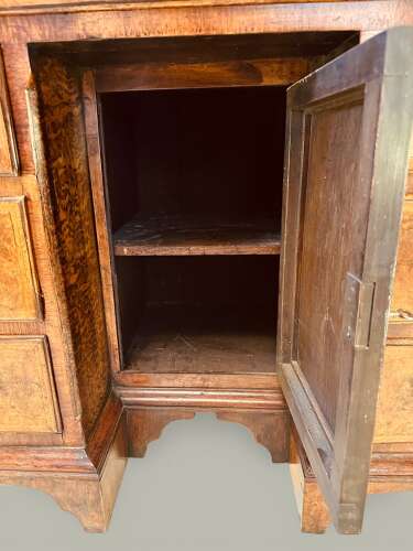 KNEEHOLE BUREAU IN BURR OAK & MAHOGANY C1800 A small country made kneehole bureau, pine ca