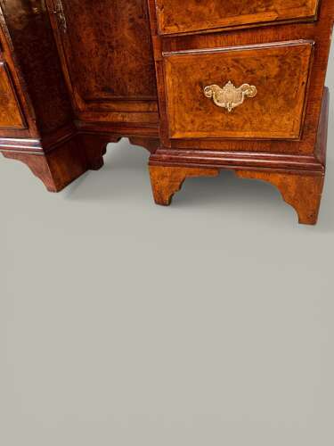 KNEEHOLE BUREAU IN BURR OAK & MAHOGANY C1800 A small country made kneehole bureau, pine ca