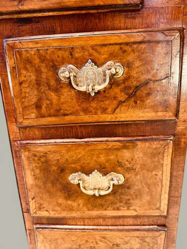 KNEEHOLE BUREAU IN BURR OAK & MAHOGANY C1800 A small country made kneehole bureau, pine ca