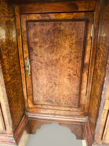 KNEEHOLE BUREAU IN BURR OAK & MAHOGANY C1800 A small country made kneehole bureau, pine ca