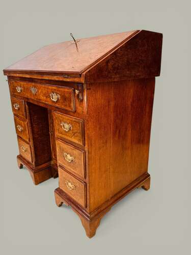 KNEEHOLE BUREAU IN BURR OAK & MAHOGANY C1800 A small country made kneehole bureau, pine ca
