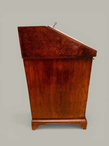 KNEEHOLE BUREAU IN BURR OAK & MAHOGANY C1800 A small country made kneehole bureau, pine ca