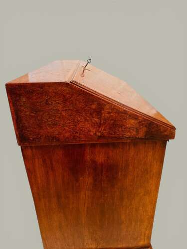 KNEEHOLE BUREAU IN BURR OAK & MAHOGANY C1800 A small country made kneehole bureau, pine ca
