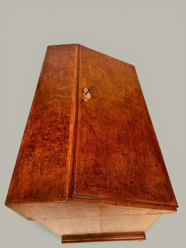 KNEEHOLE BUREAU IN BURR OAK & MAHOGANY C1800 A small country made kneehole bureau, pine ca