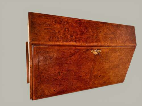 KNEEHOLE BUREAU IN BURR OAK & MAHOGANY C1800 A small country made kneehole bureau, pine ca