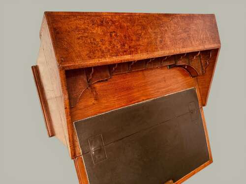 KNEEHOLE BUREAU IN BURR OAK & MAHOGANY C1800 A small country made kneehole bureau, pine ca